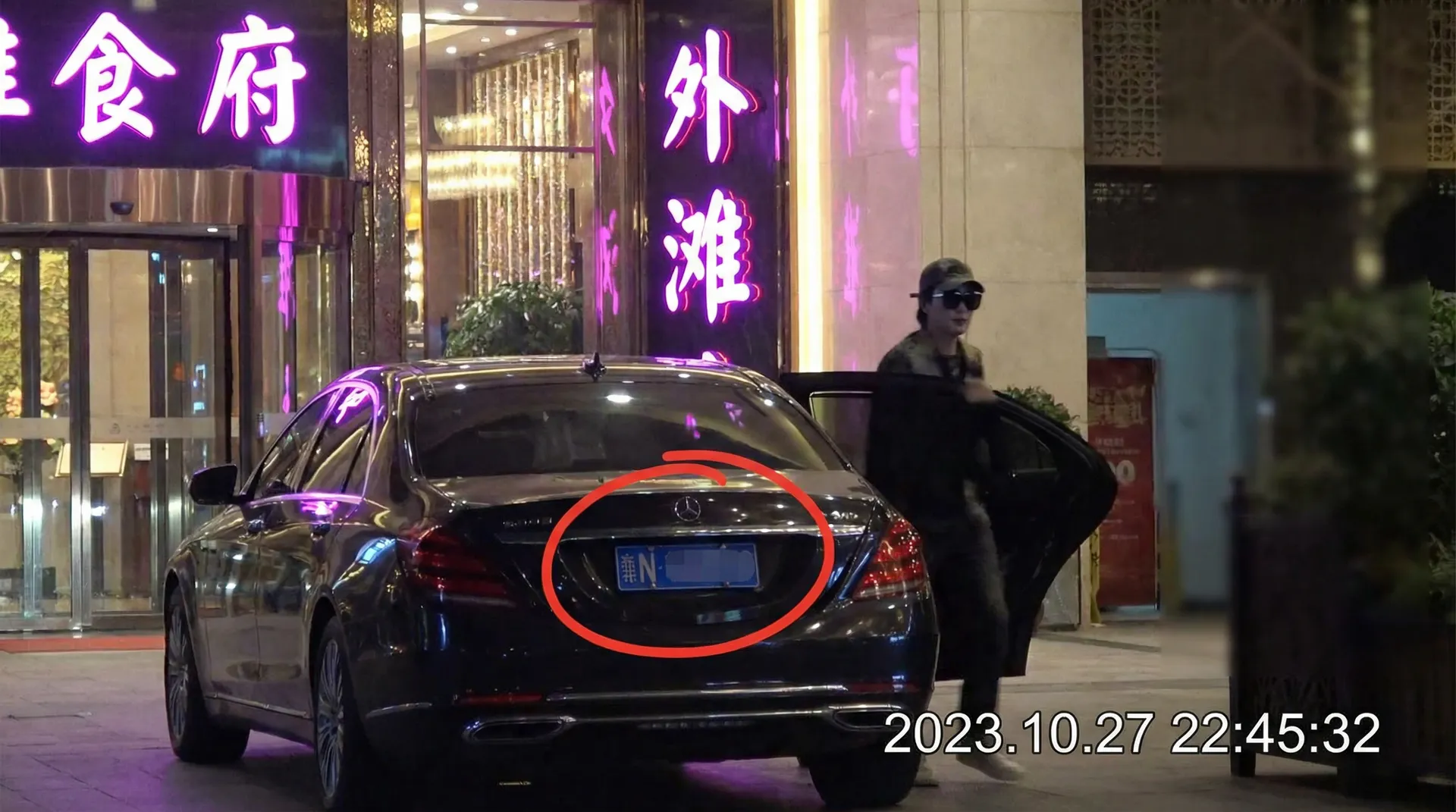 91看片下载 - 豪车餐厅外偷拍